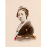 Japan - - Zwölf handkolorierte Aufnahmen von Geishas. Original-Photographien. Vintages.