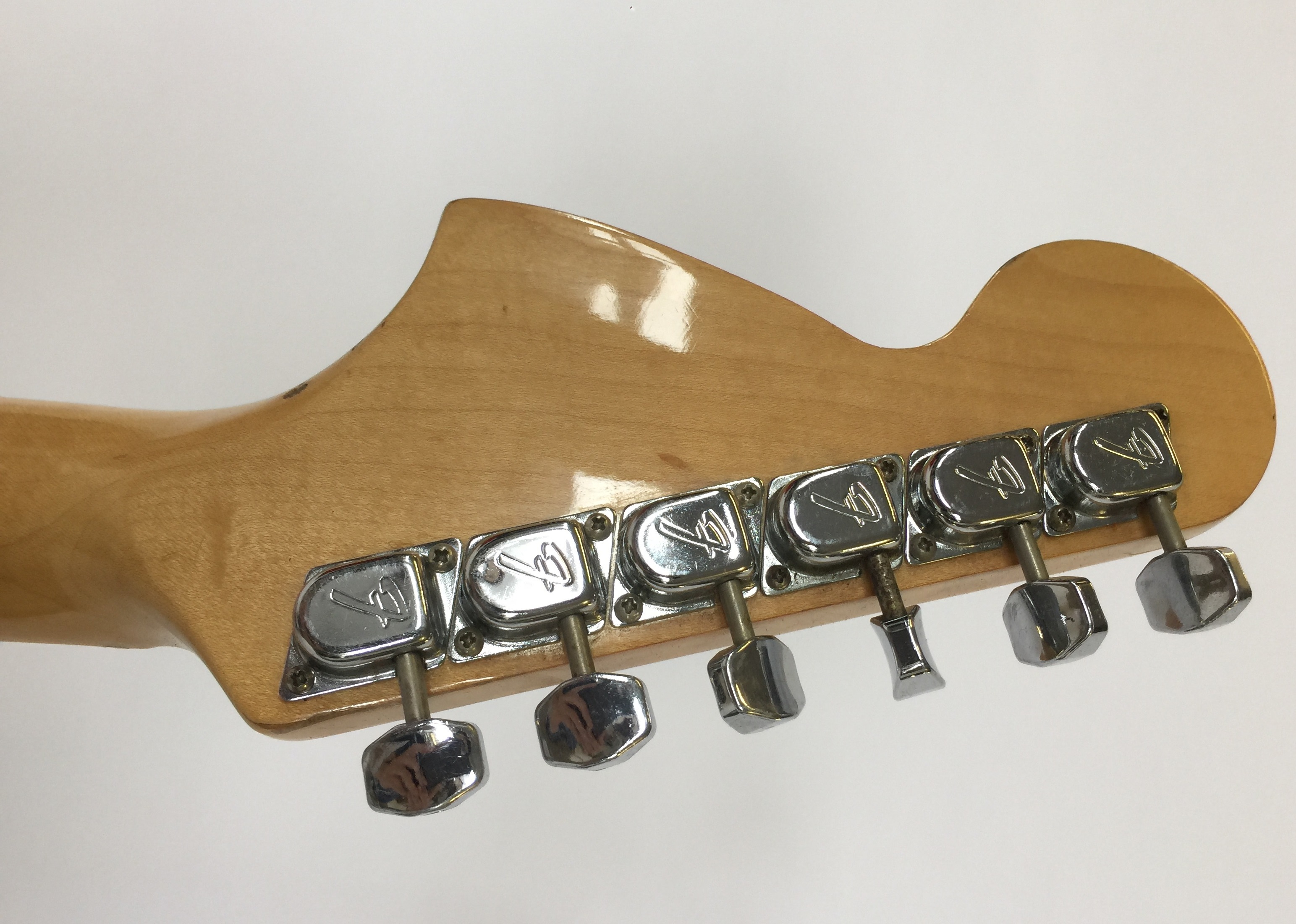 FENDER STRATOCASTER 1974 HARDTAIL - sunburst with maple neck. Serial 574552. Black Fender hard case. - Image 5 of 8