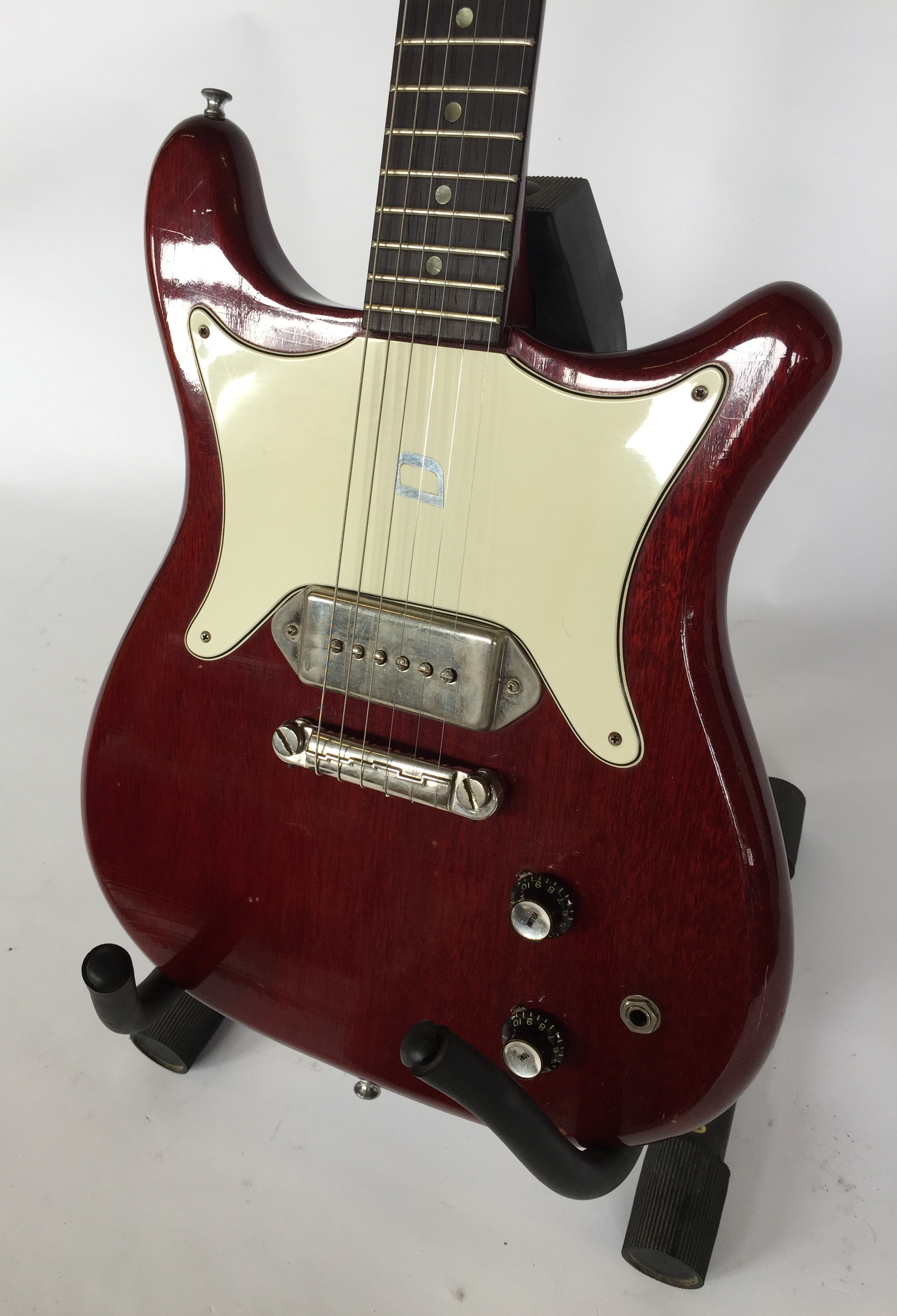 DWIGHT CORONET 1965 ELECTRIC GUITAR ***TEMPORARILY WITHDRAWN UNTIL RECEIPT OF CITES ARTICLE 10 - Image 2 of 7