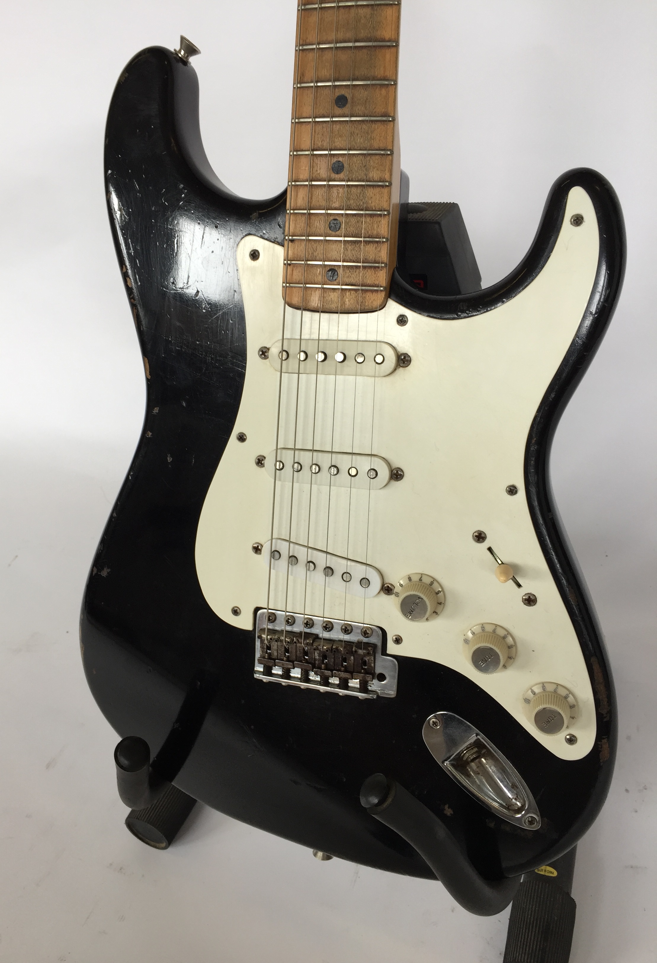 FENDER STRATOCASTER 1956 "BLACKIE" COPY - A superb and aged to perfection (in every way possible) - Image 2 of 10