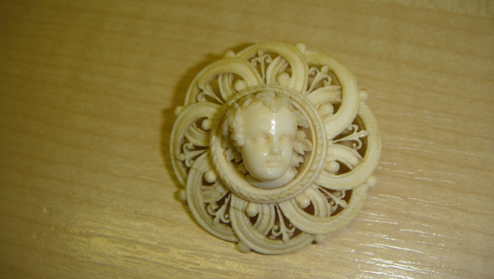 1 x late 19th early 20th century carved ivory brooch and carved bone brooch - Image 3 of 5
