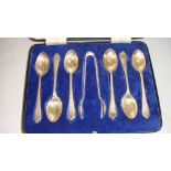6 x solid silver tea spoons and sugar tongs in presentation case Sheffield 1937 Walker & Hall 117g