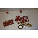 Costume jewellery : faux amber beads (73 g), photo locket,