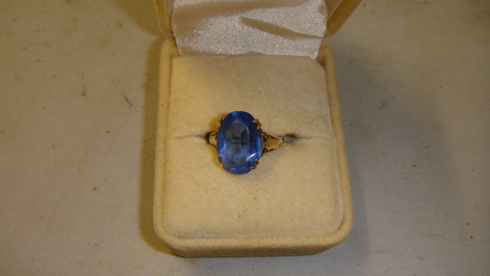 9 ct gold ring set with topaz