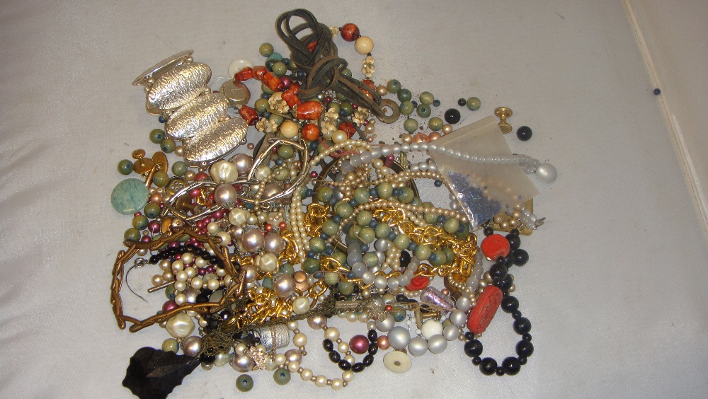 Bag of assorted costume jewellery including necklace beads, necklaces, bangles etc.