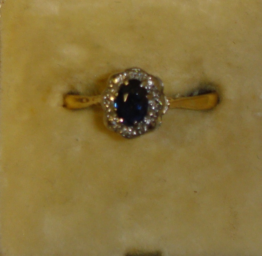 22 ct gold ring set with single sapphire surrounded by diamonds - Image 2 of 2