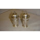 Pair of silver pepper pots London Walker & Hall 100 g