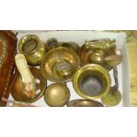 Box of vintage and later brassware