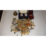 Bag of assorted costume jewellery