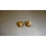 9 ct gold & pearl earrings > 1 g