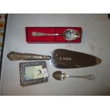 1977 solid silver Queens Jubilee spoon, silver handle cake knife,