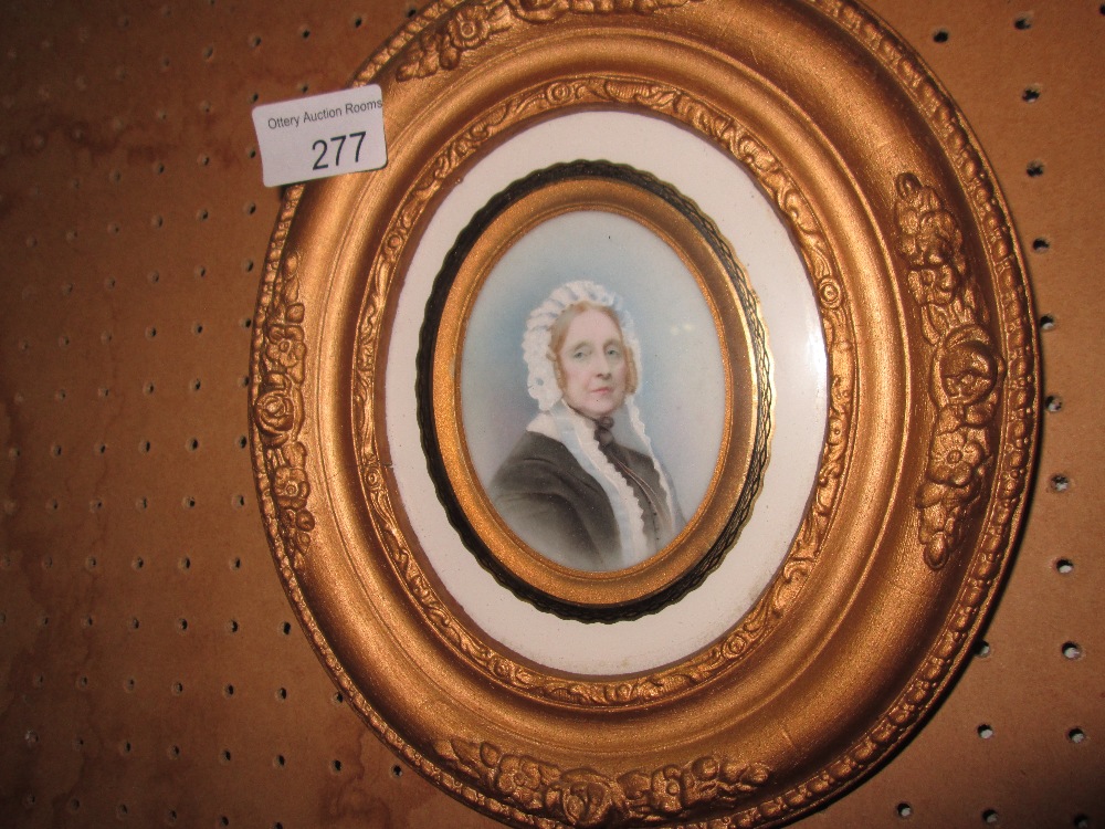 19th century oval hand painted porcelain plaque : Portrait of an elderly lady