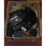 A box of photographic equipment Kodak Brownie junior, Italian Comet II prinzflex auto reflex zoom,