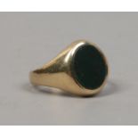 A gentlemans 9ct gold bloodstone seal ring, size N.
