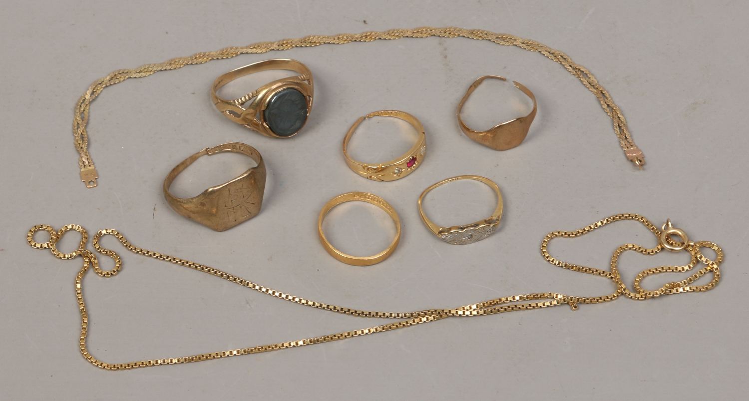 A collection of scrap gold jewellery including a 22ct wedding band (1.