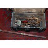 A wooden tool box and contents of joiners tools along with a 35" spirit level.