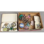 A group of vintage jewellery including Celtic Connamara marble brooches.