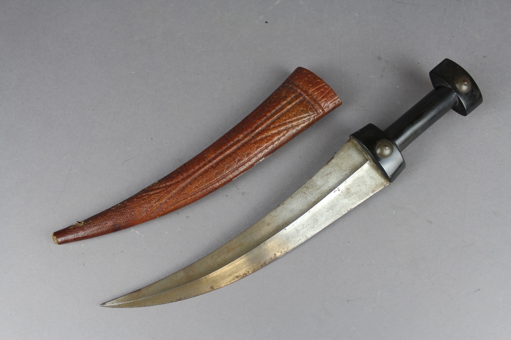 Eastern Jambiya possibly Red sea area. Having horn handle and 25.5cm curved blade. Held within