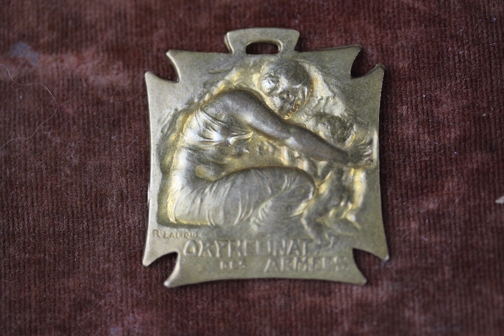 An R. Lalique designed "orphelinat Des Armees" (Orphanage of the War) medallion. - Bild 2 aus 2