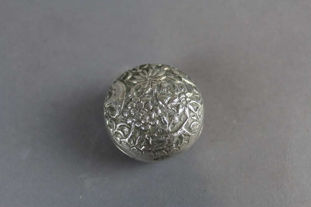 Indian embossed white metal circular pill box 4.5cm diameter - Image 2 of 3