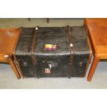 Ribbed canvas travel trunk