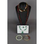 Bag of hardstone jewellery & jadite suite