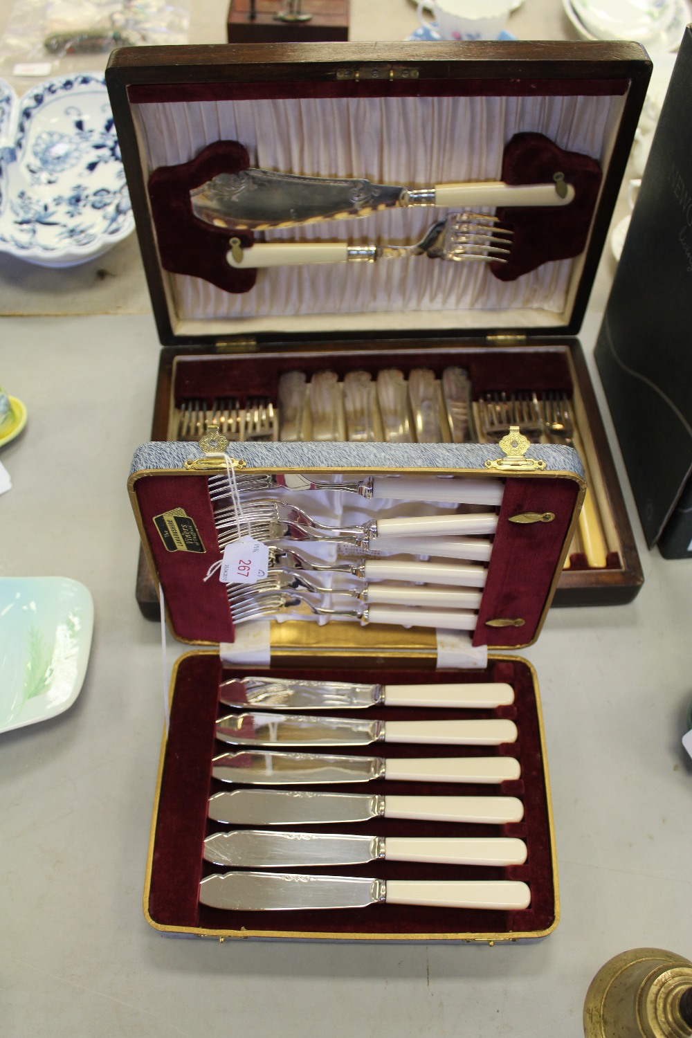 Cased Viners fish cutlery & oak fish canteen