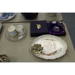 Queen Victoria 1897 dish, Queen Elizabeth II glass bowl, brass 1953 glass bowl and two mugs (6)