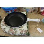 Le Creuset pan (white)