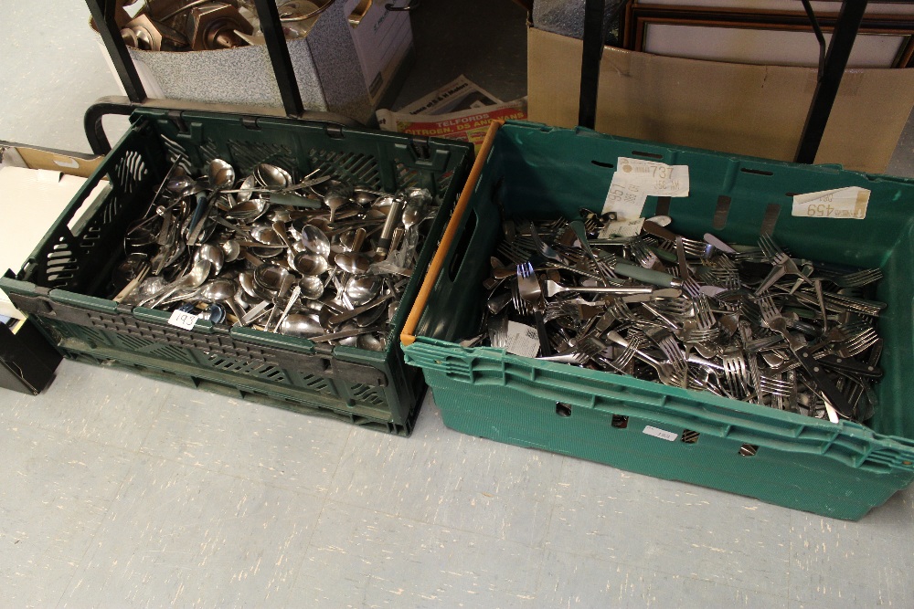 2 boxes of cutlery