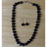 A black-dyed pearl and 925 silver necklace and earring suite, 42cm & 1.5cm. Good condition.