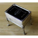 A George V silver rectangular trinket box, lid inset with pique inlaid tortoiseshell, 5.5cm x 4cm