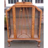 Walnut display cabinet. Condition report: see terms and conditions