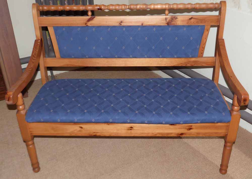 Modern pine settle. Condition report: see terms and conditions