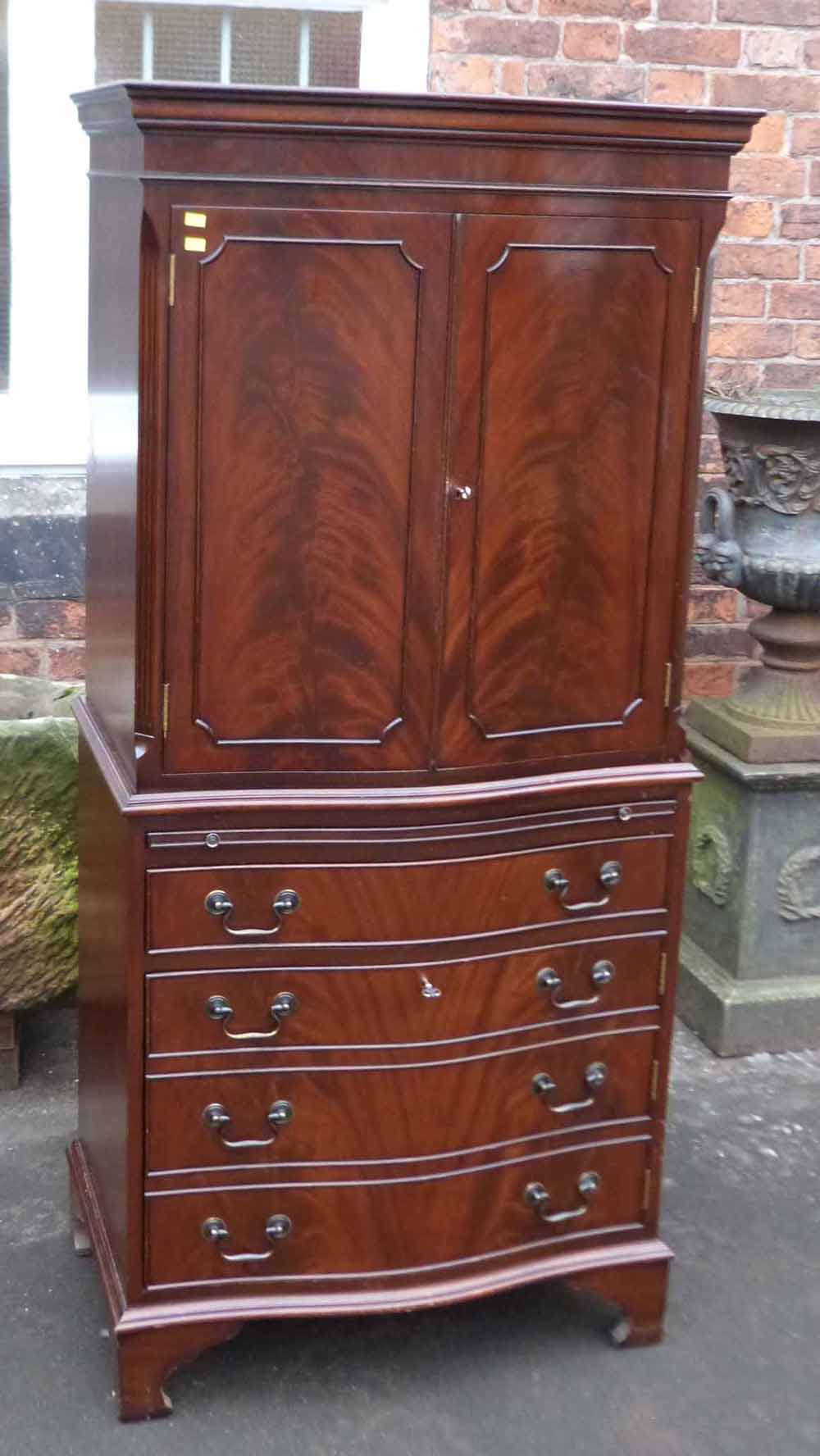 Reproduction mahogany bow front drinks cabinet. Condition report: see terms and conditions