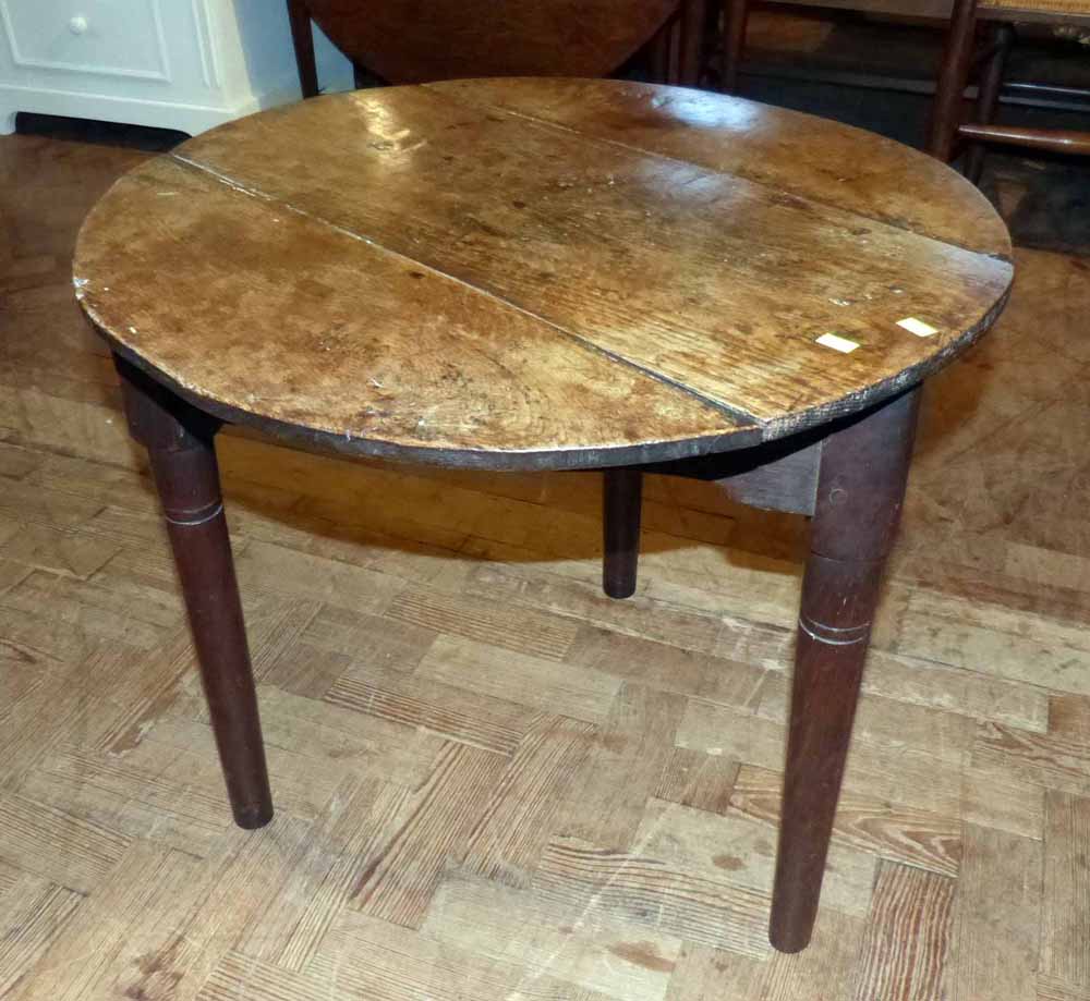 George III oak cricket style table. Condition report: see terms and conditions