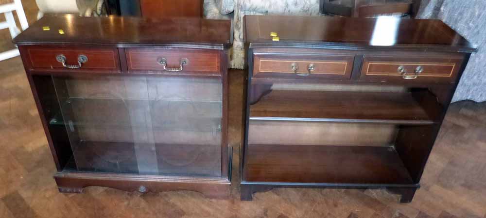 2 reproduction mahogany bookcases Condition report: see terms and conditions