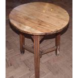 Pine/oak cricket table. Condition report: see terms and conditions