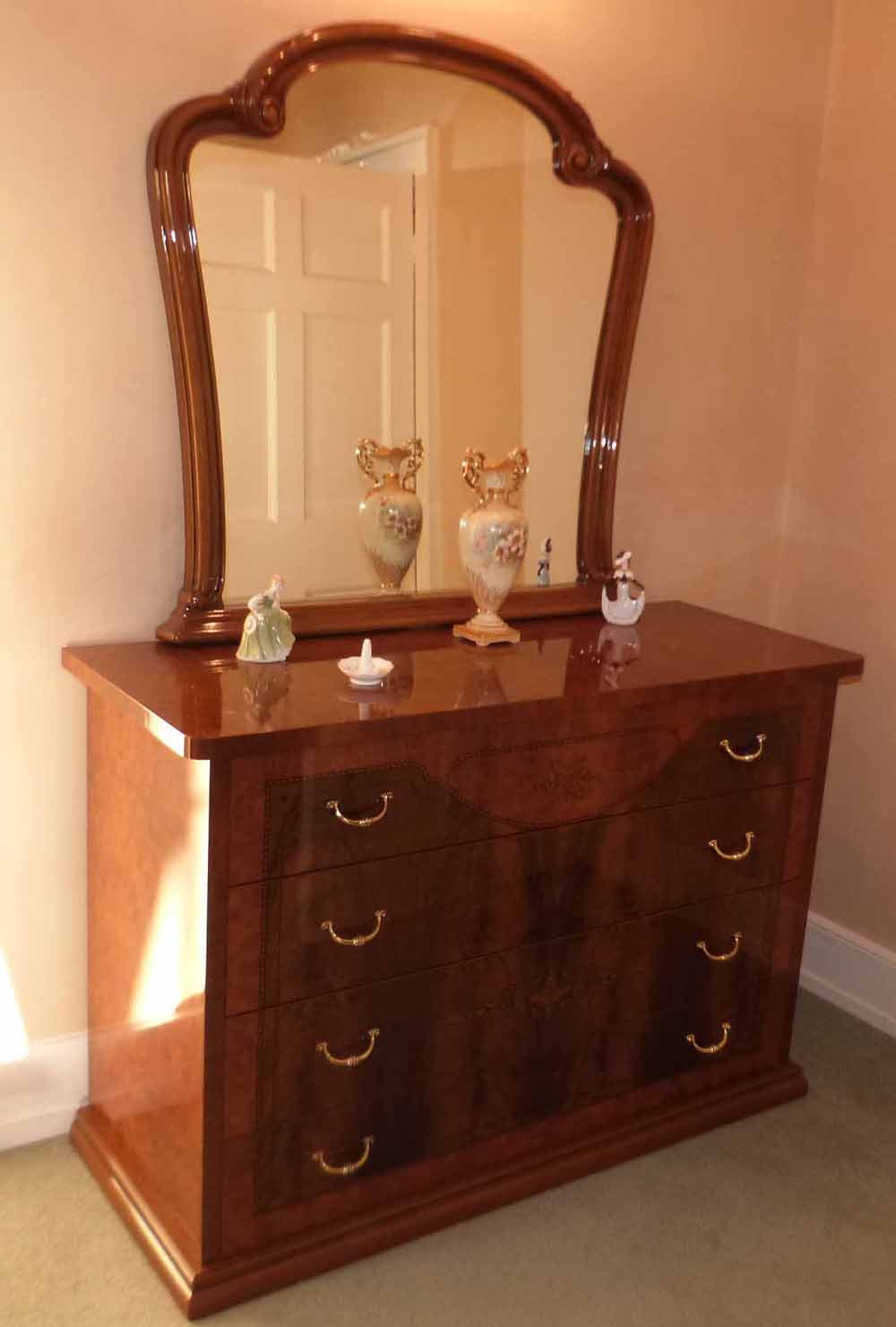 Modern Italian dressing table. Condition report: see terms and conditions