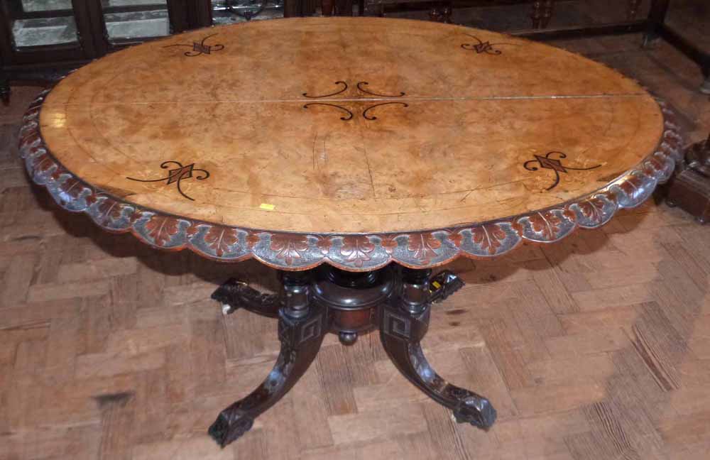 Victorian walnut loo table. Condition report: see terms and conditions