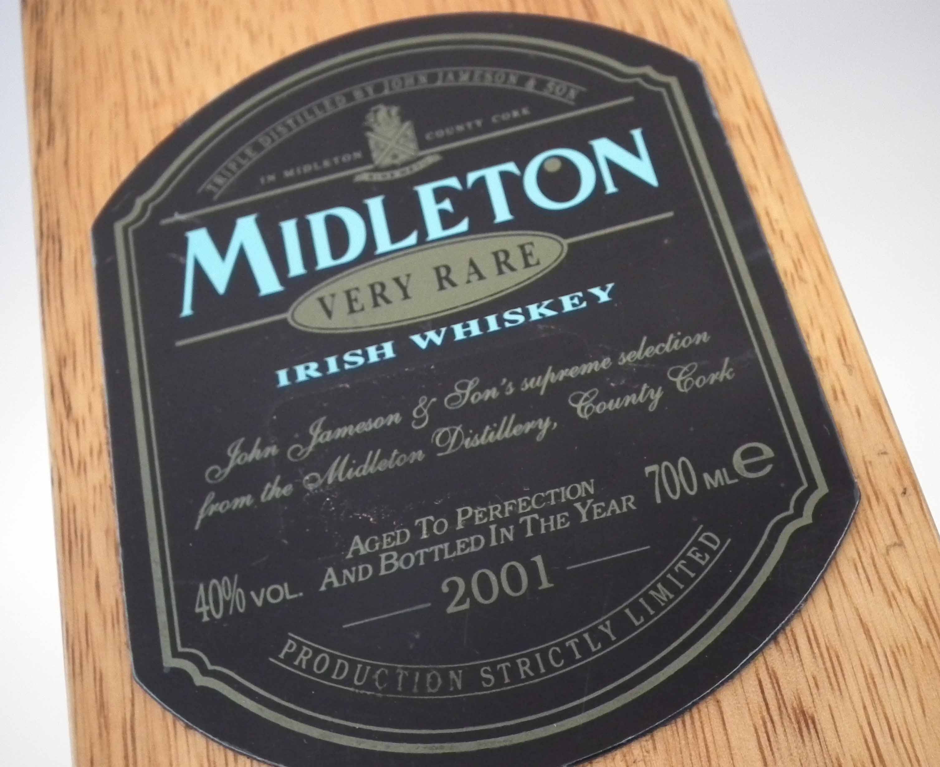 Midleton Very Rare Irish Whiskey - 2001 - 700ml number 27312 with wood box, certificate and - Image 4 of 6