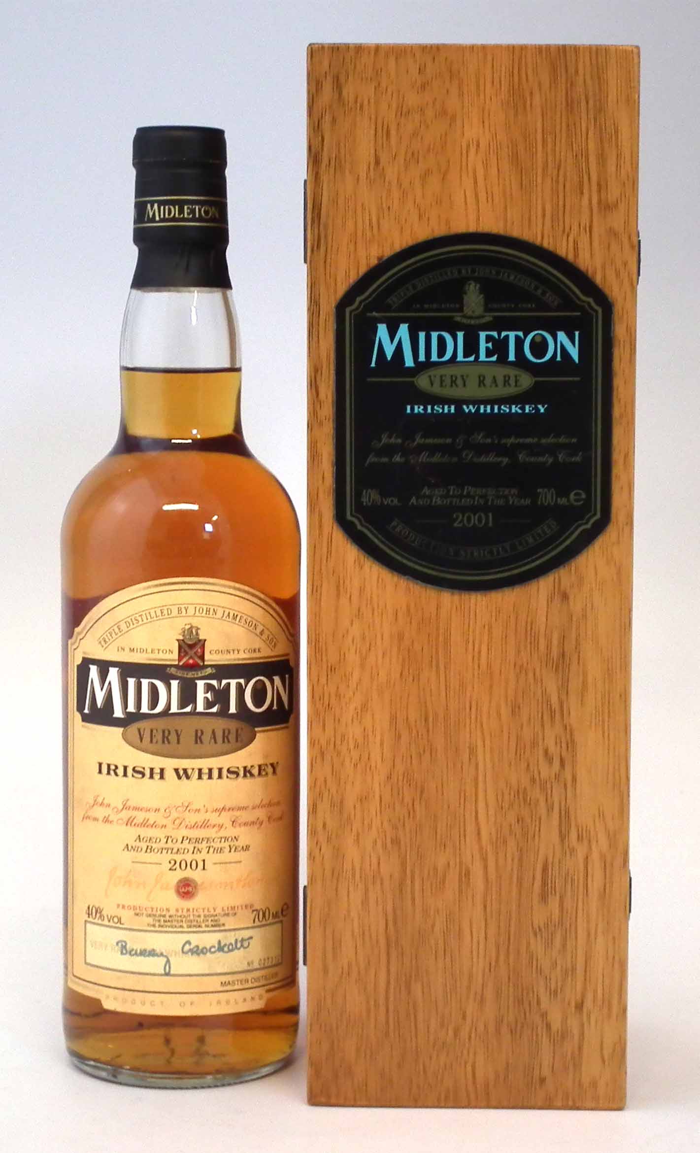 Midleton Very Rare Irish Whiskey - 2001 - 700ml number 27312 with wood box, certificate and