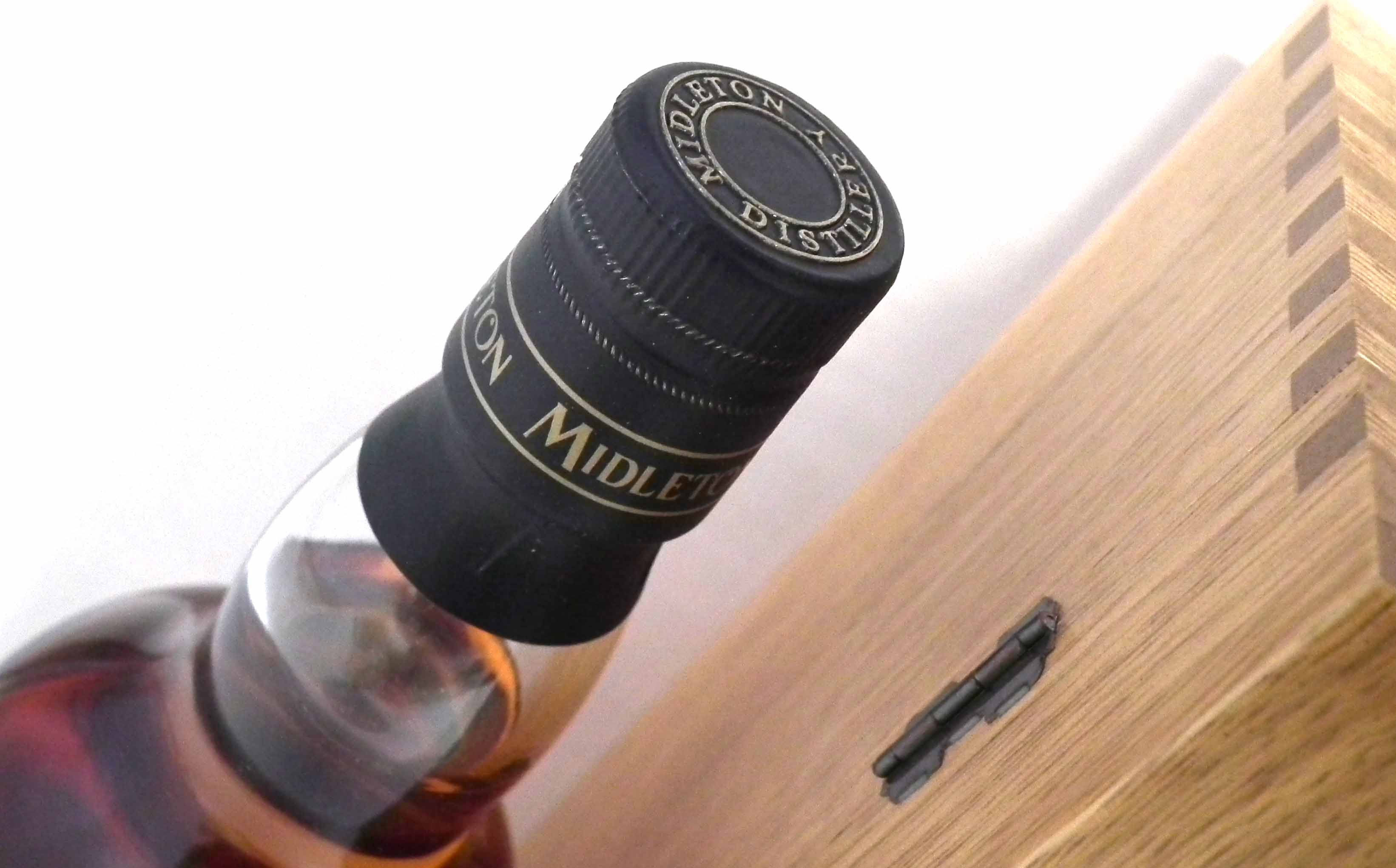 Midleton Very Rare Irish Whiskey - 2016 - 700ml number 6488 with wood box, card case, certificate - Image 3 of 4