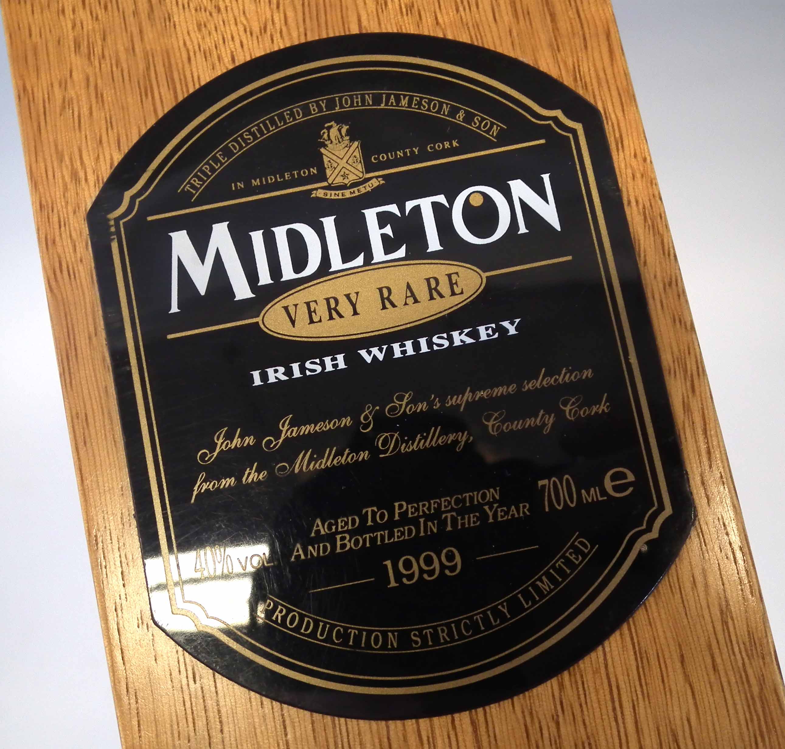 Midleton Very Rare Irish Whiskey - 1999 - 700ml number 10848 with wood box, certificate and - Image 4 of 6