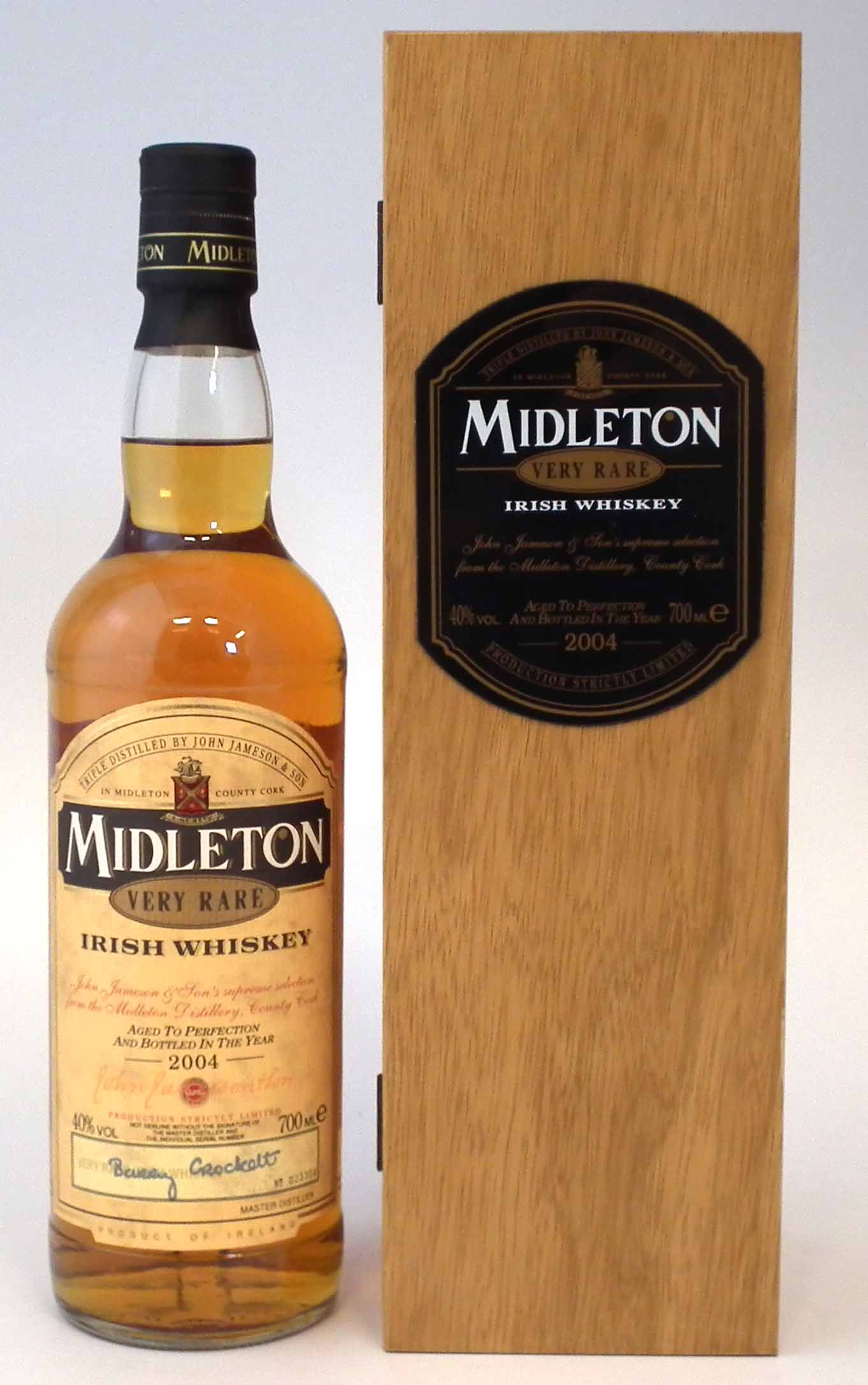 Midleton Very Rare Irish Whiskey - 2004 - 700ml number 23304 with wood box, certificate and