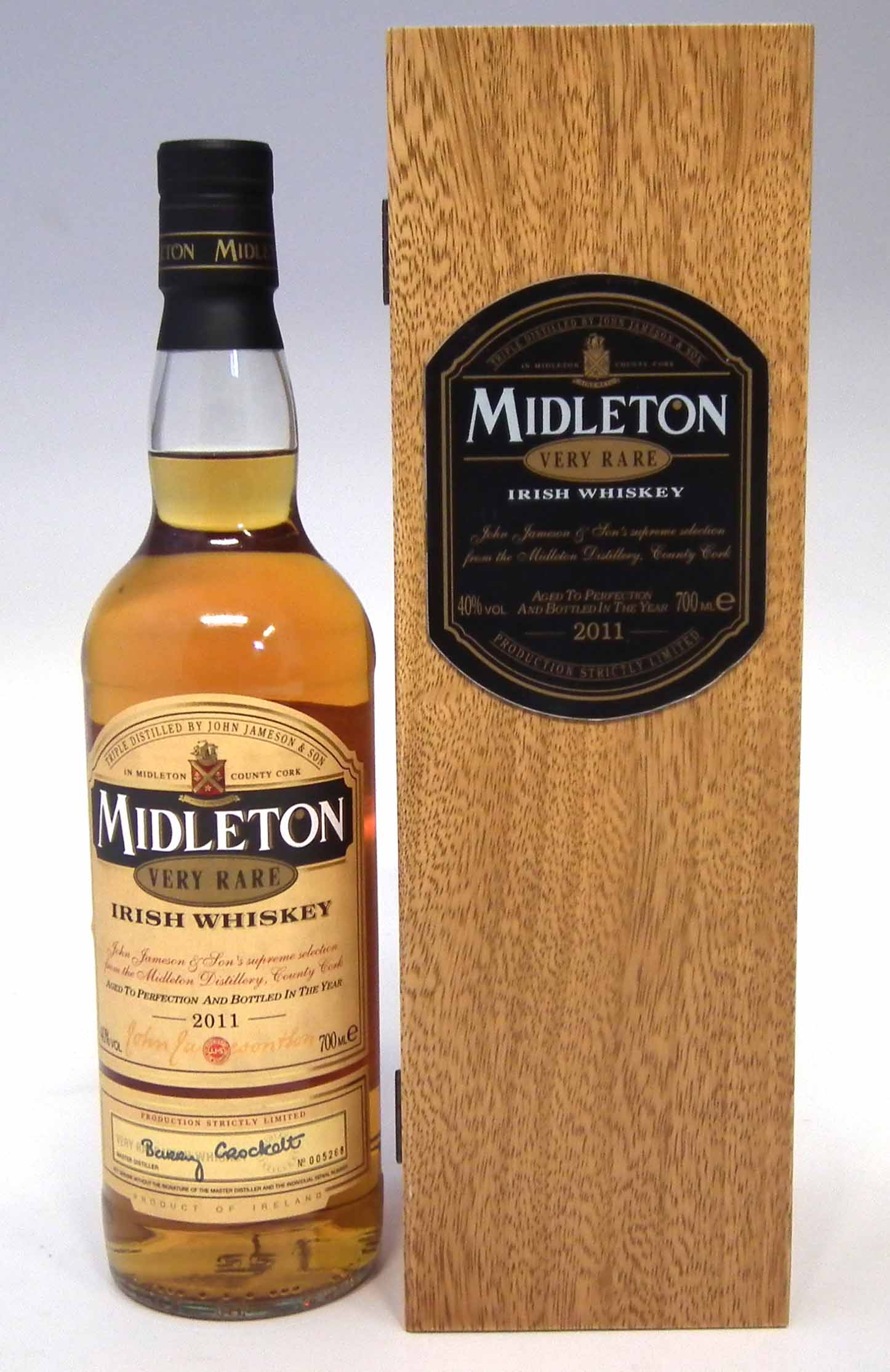 Midleton Very Rare Irish Whiskey - 2011 - 700ml number 5268 with wood box, certificate and