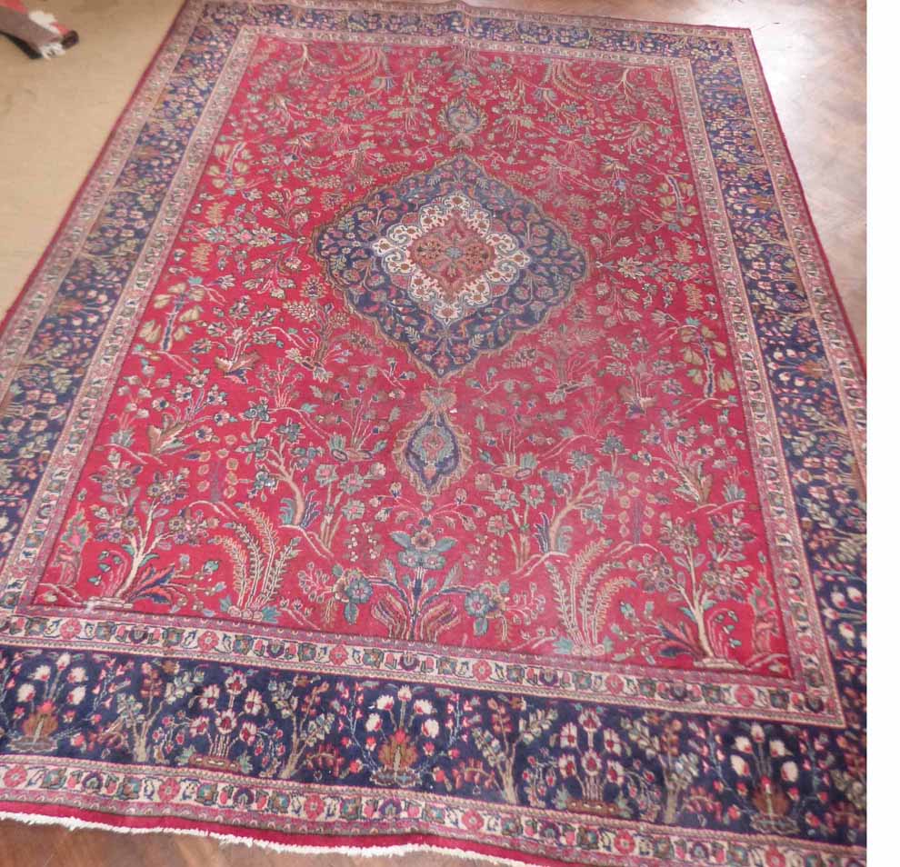 Fringed Persian style carpet 386 x 297cm. Condition report: see terms and conditions