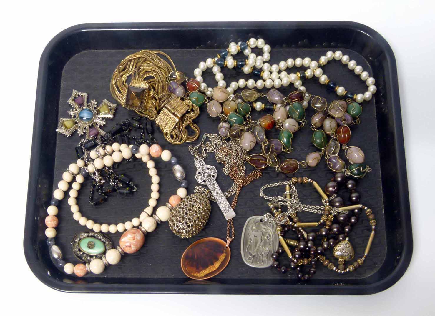 Quantity of costume jewellery. Condition report: see terms and conditions