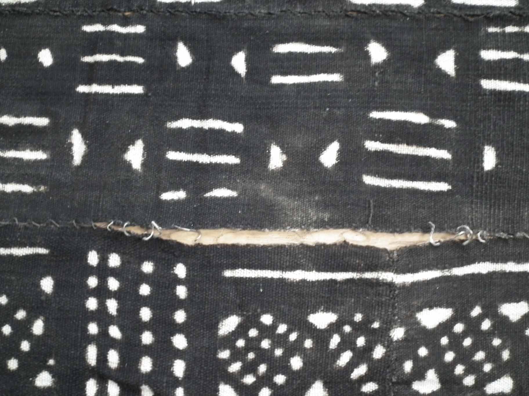 Collection of African fabrics, to include a Senufo Korhogo (Fila) fabric cloth painted with masked - Image 20 of 30