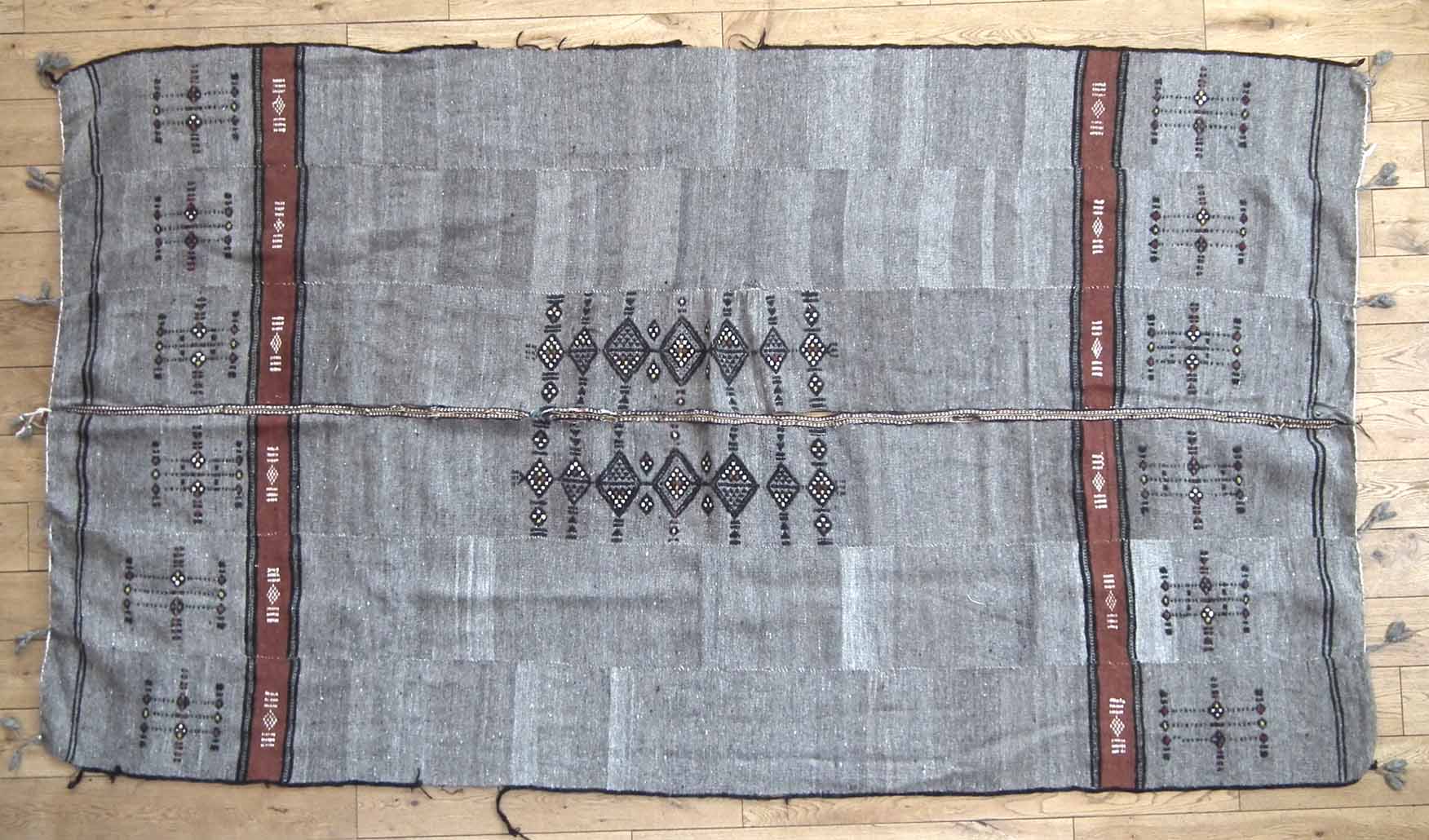 Collection of African fabrics, to include a Senufo Korhogo (Fila) fabric cloth painted with masked - Image 9 of 30